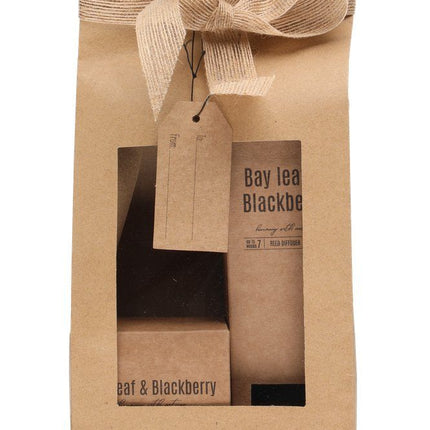 Lahjapakkaus tuoksukynttilä ja huonetuoksu Bay leaf & Blackberry